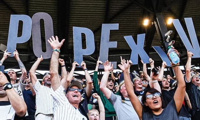 Baseball, follia a Chicago: 40mila "Papi" per Leone XIV tra fuoricampo e una suora... lanciatrice