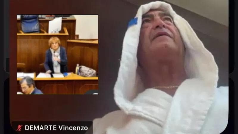 Il capogruppo di Forza Italia si collega a torso nudo dalla Spa: bufera in Comune ad Alessandria