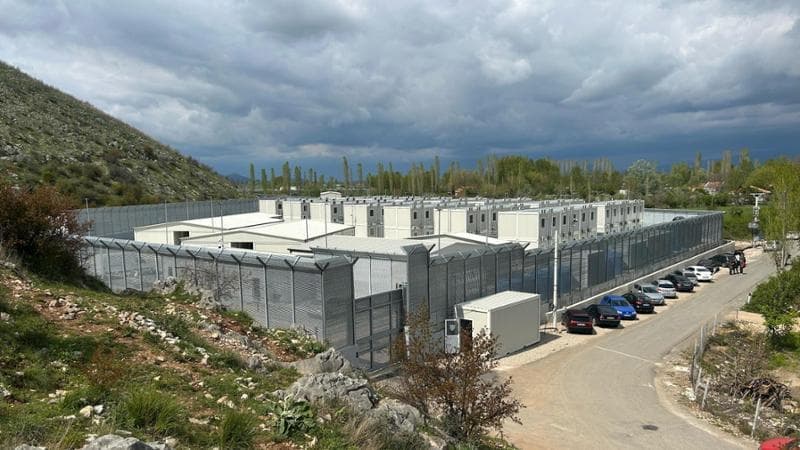 Albania, 50 milioni di euro per rimpatriare 100 migranti. Piantedosi: “Soldi ben spesi”
