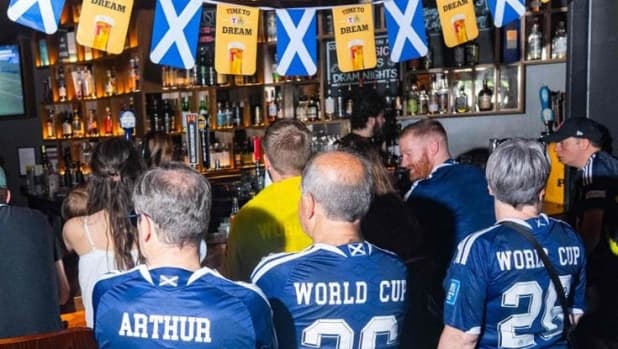 Boston, i pub chiudono in anticipo? Scozzesi e inglesi si sono scolati tutte le birre...
