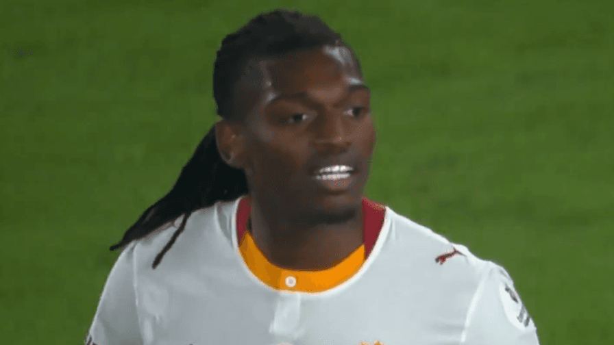 Leao, che incubo! 21 palle perse contro il Trabzonspor e sui social piovono critiche