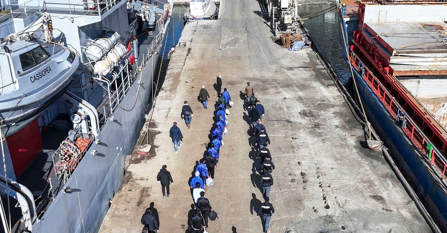 Stop dei giudici ai trattenimenti in Albania: i 43 migranti già stasera a Bari. Lo «stupore» del governo