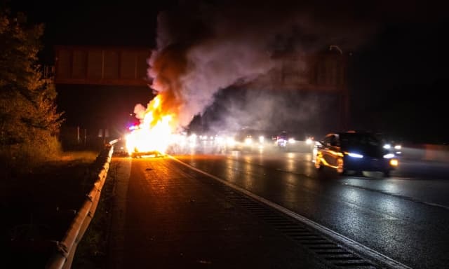 Auto elettriche in fiamme, così il vetro riciclato aiuta a spegnere il fuoco