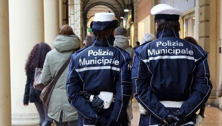 Anziana segregata in casa, una sbarra metallica alla porta: salvata da vigili e pompieri