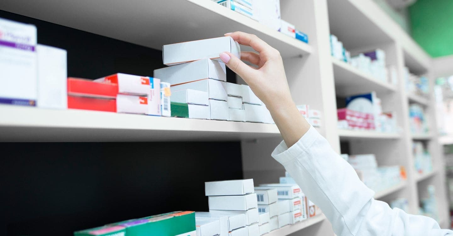 Farmaci, un cittadino su tre denuncia carenze e sui medicinali generici arriva il rischio scorte