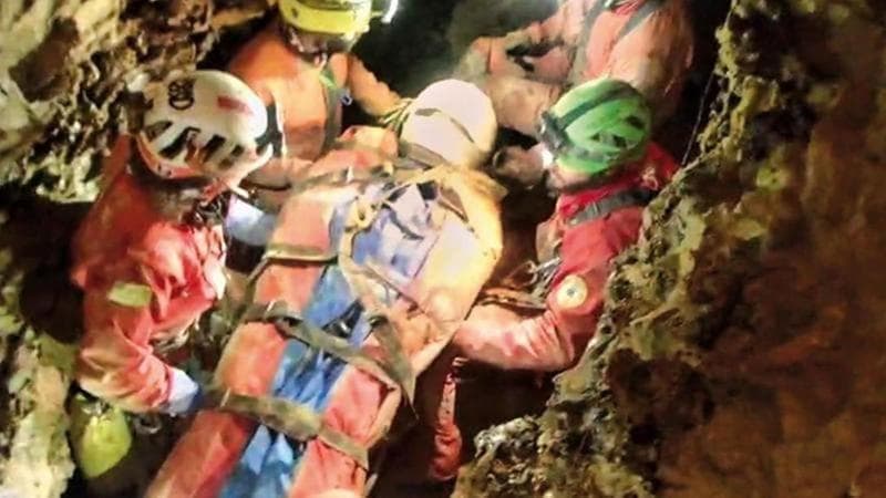Ottavia Piana portata in salvo fuori dalla grotta, è ferita. Ora in ospedale