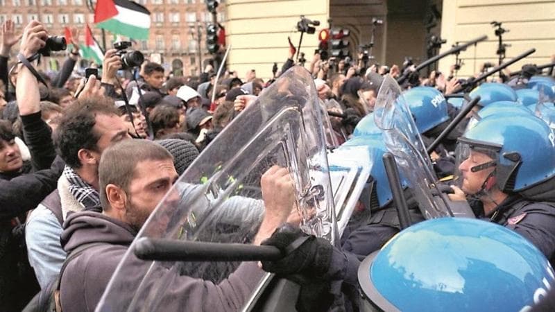 Le piazze dei giovani, ma cariche e scontri da Torino a Roma