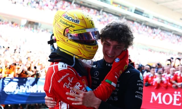Antonelli-Hamilton, due generazioni per due sogni mondiali. E la F1 si infiamma