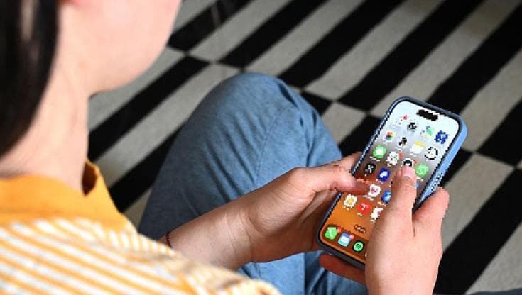 Prof adesca un’alunna dodicenne con migliaia di messaggi hot: farà quasi 600 ore di lavori utili