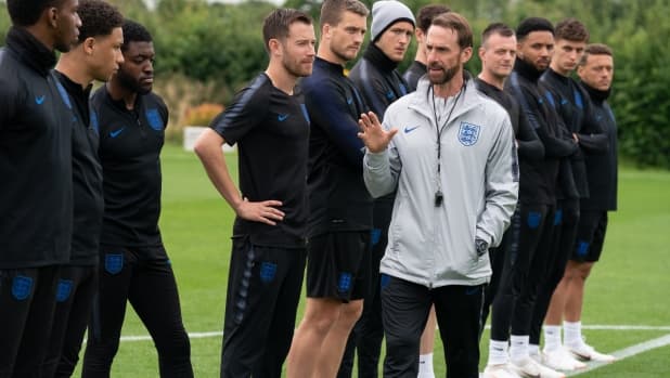 Dear England, la miniserie sulla rinascita della nazionale inglese con Joseph Fiennes