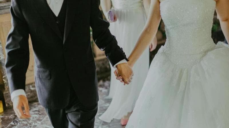 Alghero, nozze da incubo: lo sposo sorpreso a letto con una parente stretta della sposa