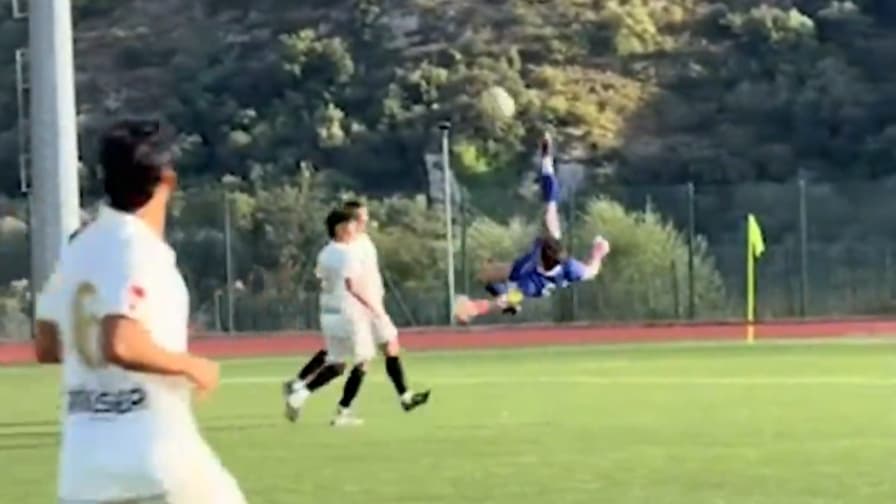 È l'uscita più folle di sempre? Portiere interviene in rovesciata fuori dall'area