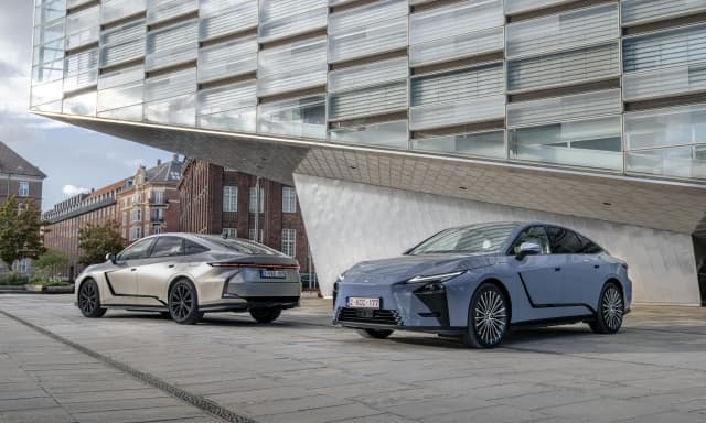 Lexus ES ora è anche elettrica