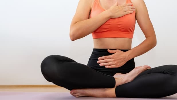 Tre posizioni yoga per alleviare i dolori mestruali in tre minuti