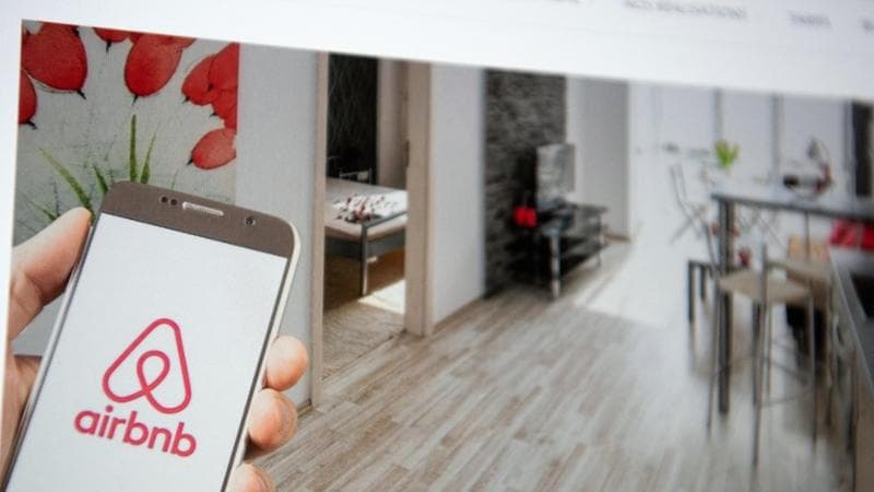 Casa devastata dopo affitto, danni per 2000 euro ma Airbnb non rimborsa: “Ora valuto azione legale”