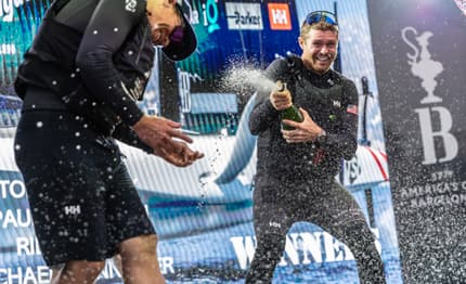 America's Cup: senza vento è tutta noia