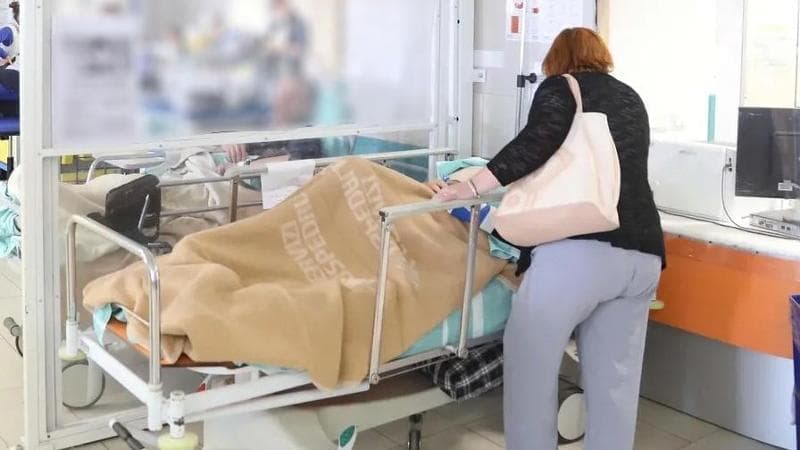 Avvelena con succhi di frutta e flebo lo zio in ospedale per intascare l’eredità: arrestata