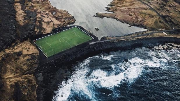 Sopra un centro commerciale, sul mare o dentro la roccia: ecco gli stadi più pazzi del mondo