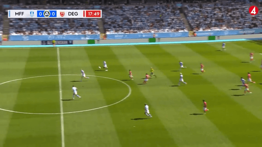 Tira e segna da dietro la metà campo: il gol è incredibile!