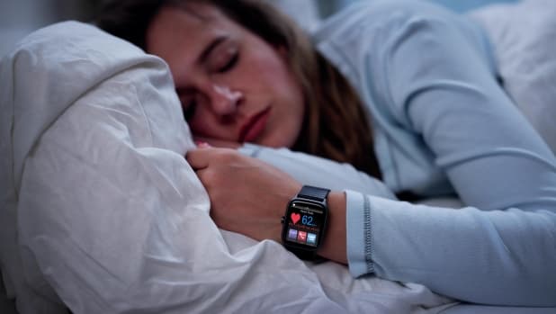 Controllare la frequenza cardiaca prima di dormire? Ecco cosa dicono gli esperti