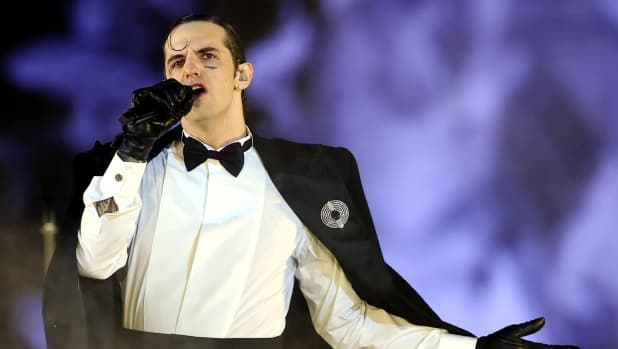 "Via i cellulari": Achille Lauro nella bufera. Il video del dopo-concerto divide i fan