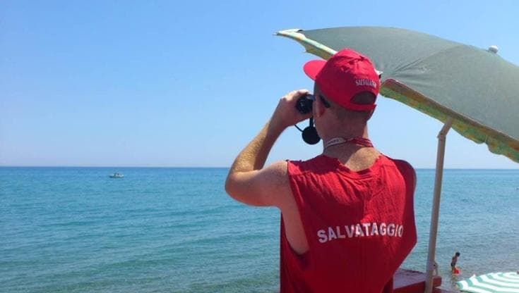 Bagnino guarda la gara di moto sul cellulare, la Capitaneria lo multa di mille euro