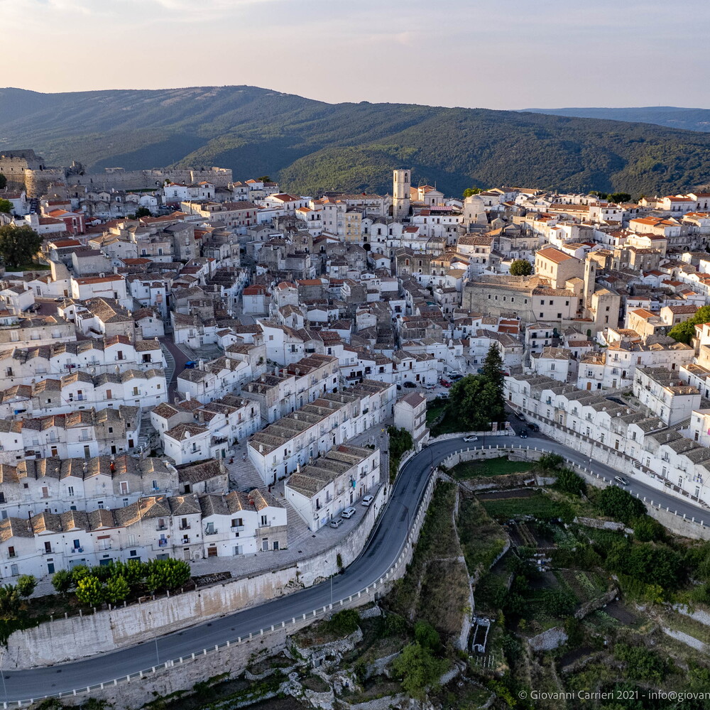 Monte Sant'Angelo celebra i suoi due Siti UNESCO: spiritualità, storia e natura protagonis...