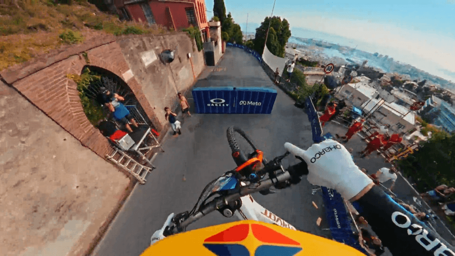Salti in bici tra i vicoli di Genova a 80 km/h: il Red Bull Cerro Abajo è una follia!
