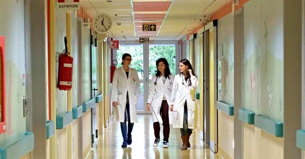 Medici, arrivano gli aumenti: dalla busta paga di marzo 491 euro in più e arretrati per quasi 7mila euro