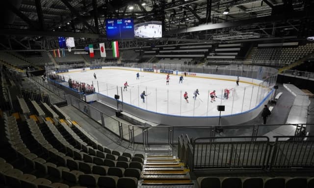 Nonnismo e presunti abusi sessuali: ex giocatori di hockey fanno causa all'Università del Michigan