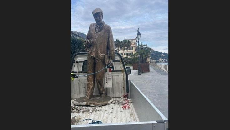 Vandalizzato il monumento a Sandro Pertini a Alassio, rimosso per poterlo restaurare