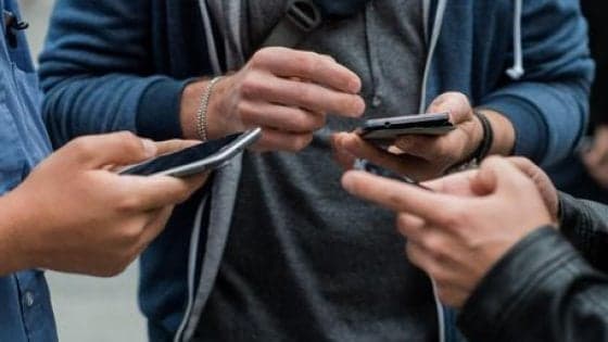Facebook & co: non più di 30 minuti sui social per essere più felici