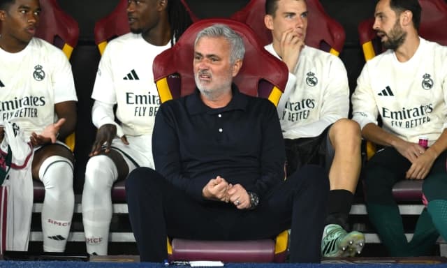 "Per un mondo special e per Roma immortale... Ave Mou". L'accoglienza da brividi dell'Olimpico per José