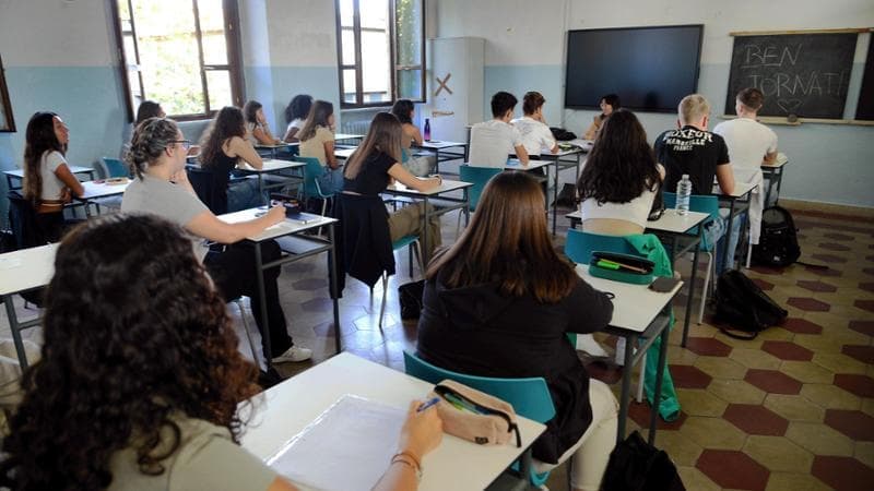 Scuola, via libera al voto in condotta: promossi con il 6, ma servirà un tema di cittadinanza attiva