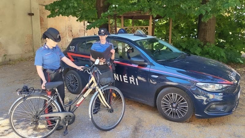 Ancora senza nome il ciclista morto per un malore in strada 4 giorni fa. “Aiutateci a identificarlo”