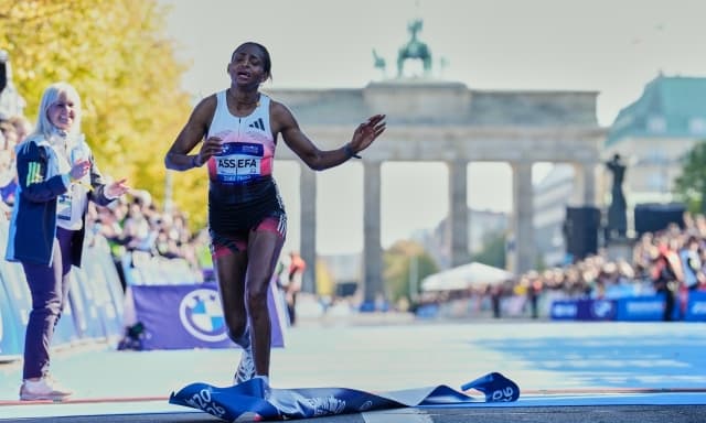 Il record mondiale sfiorato col tendine d'Achille rotto: chi è Assefa, la maratoneta che va più forte degli uomini