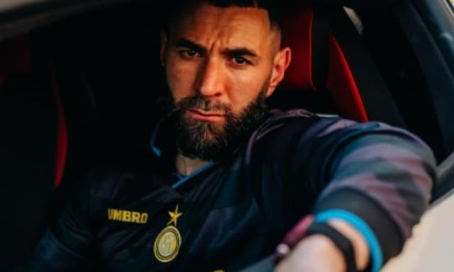 Benzema annuncia l'addio all'Al Hilal di Inzaghi. E sui social è ancora in posa con la maglia dell'Inter...