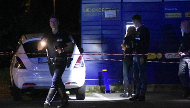 Reggio Emilia, a un distributore aggredisce una donna e investe due passanti: tre feriti gravi