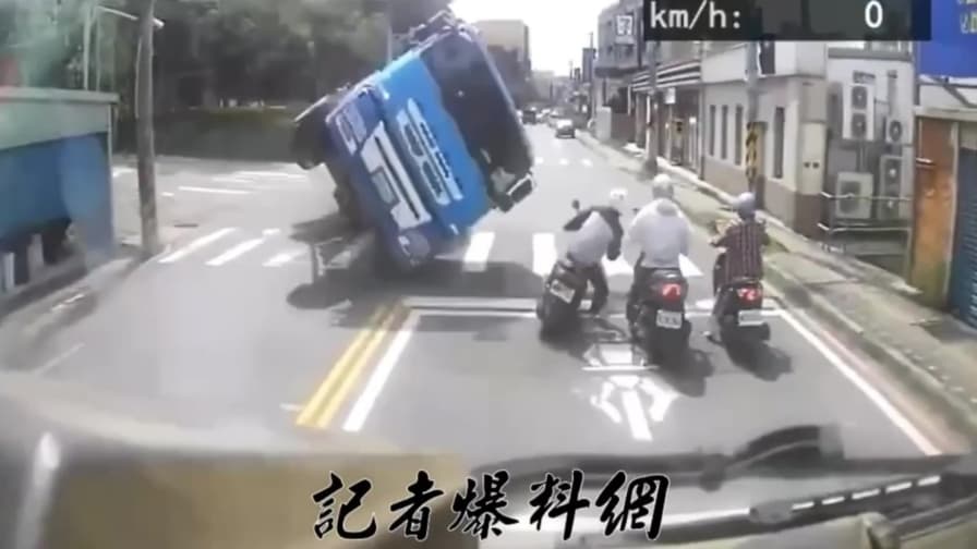 Scooter fermi al semaforo sfiorati dal camion che si ribalta