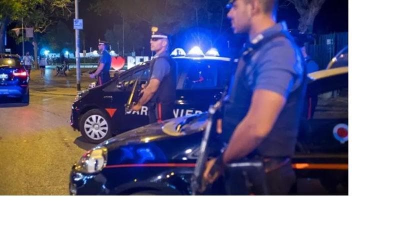Rimini, accoltella in strada quattro persone: ucciso da un carabiniere