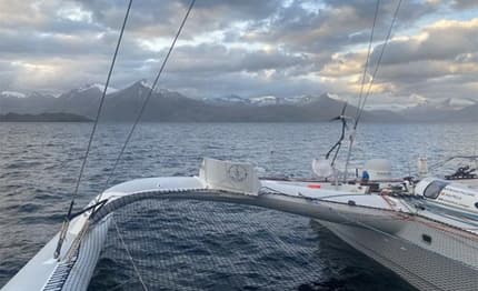 Giro del Mondo: incagliato nella baia di Cook il trimarano Use It Again