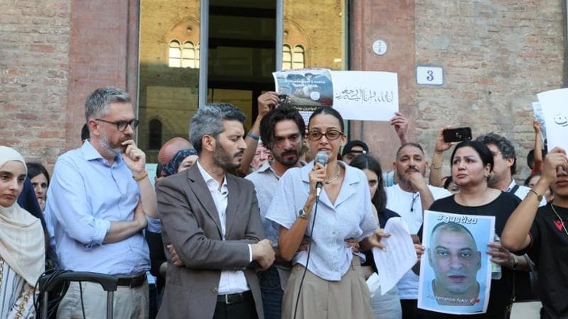 Bologna in piazza per Fakir, la nipote: “Giustizia e umanità”. Corteo antagonista, scontri e idranti