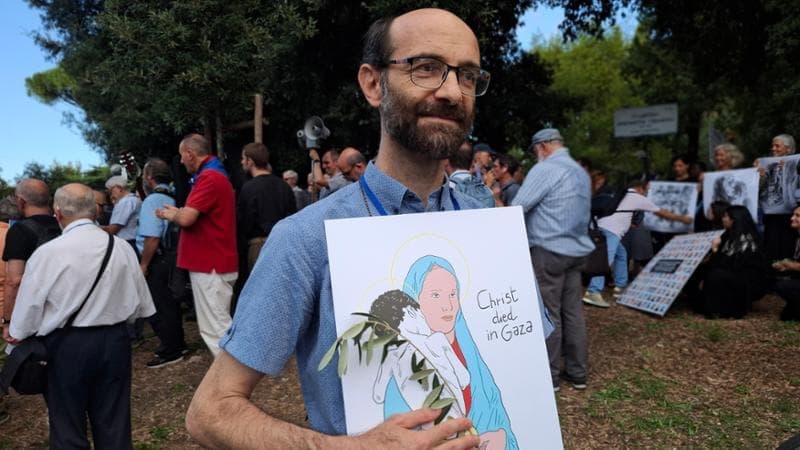 Ramoscelli d’ulivo e kefiah, i “preti contro il genocidio” in corteo intorno al Vaticano