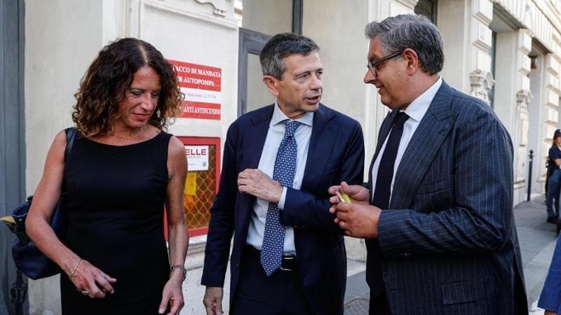 Toti patteggia la pena per la corruzione e nello stesso giorno presenta il suo libro alla Camera