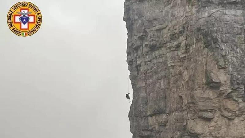 Alpinista sospeso nel vuoto per ore sulle Dolomiti, salvataggio da film nella notte
