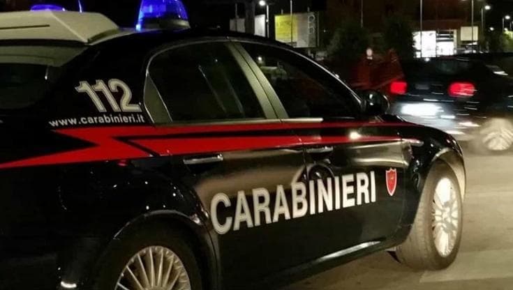 Denuncia la scomparsa del marito, arrestata con figlio: “Bruciato nel camino e buttato nel fiume”