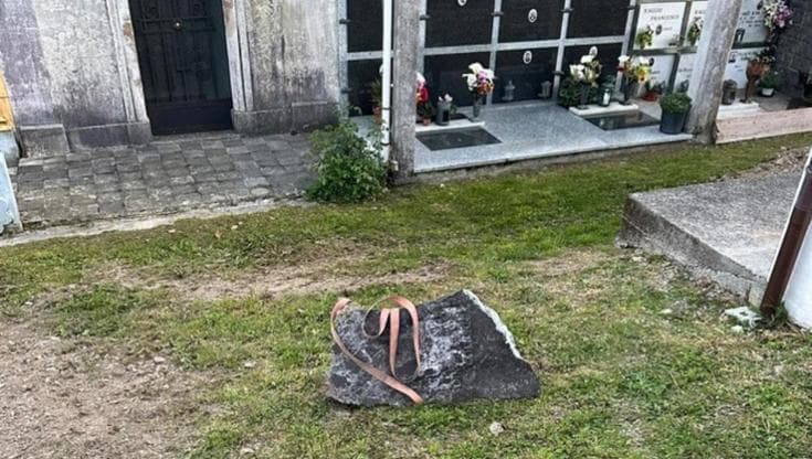 La sindaca fa rimuovere con la ruspa la tomba del partigiano, l’Anpi insorge: “Sfregio alla memoria”
