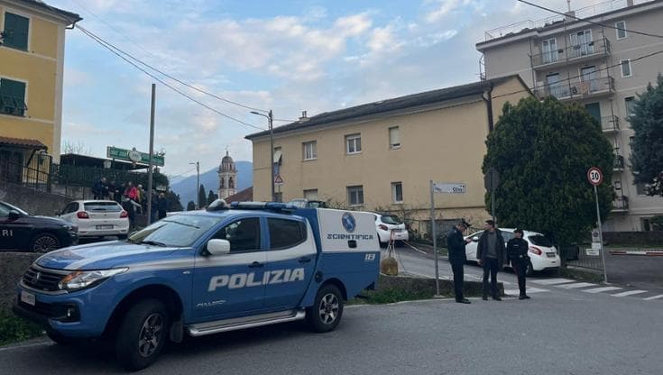 Donna uccisa a coltellate nel suo appartamento a Genova. Fermato il minore dei due suoi figli