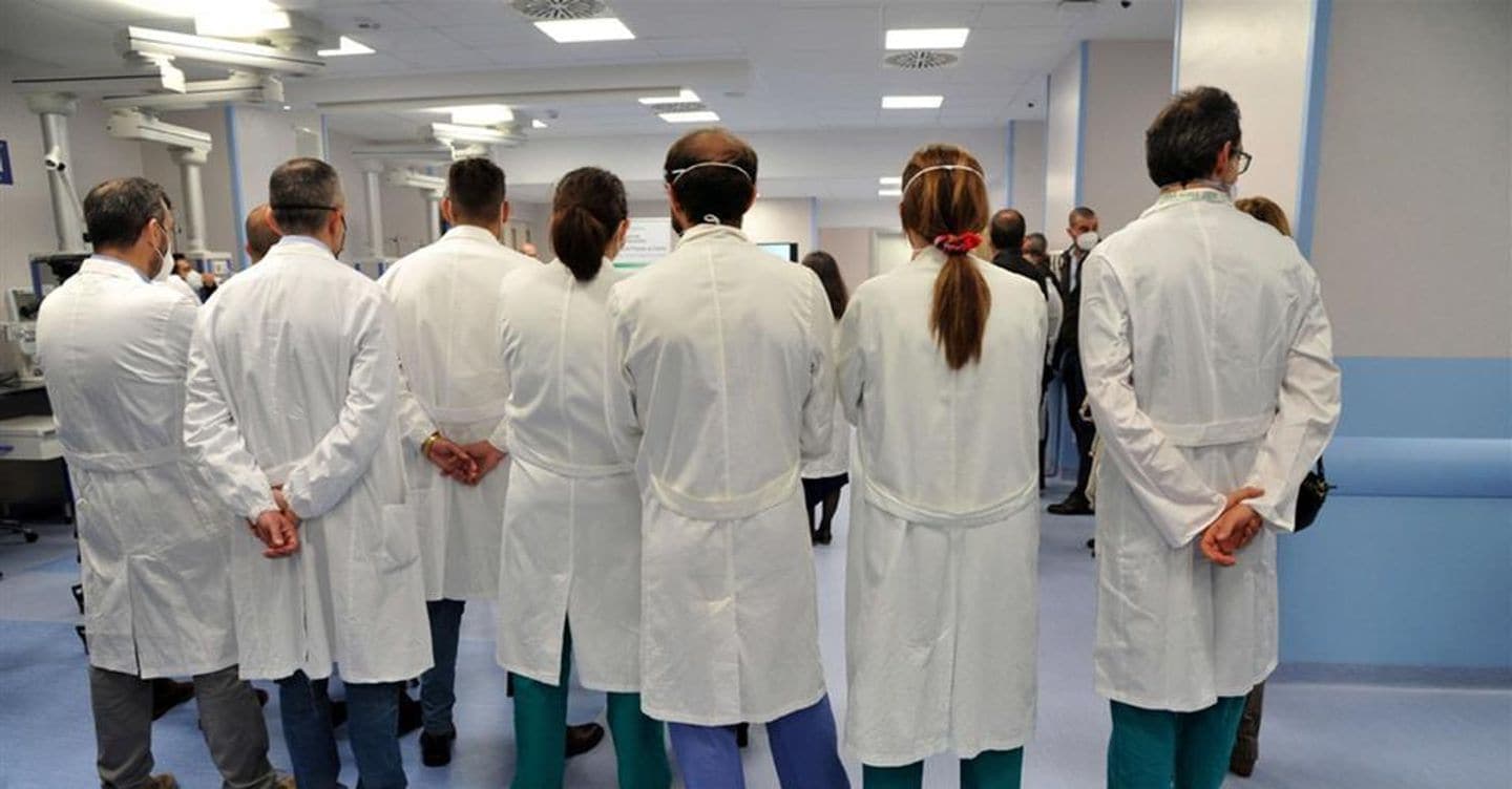 Fuga record dei medici dalla sanità pubblica: più dimissioni che pensionamenti e il Sud si svuota