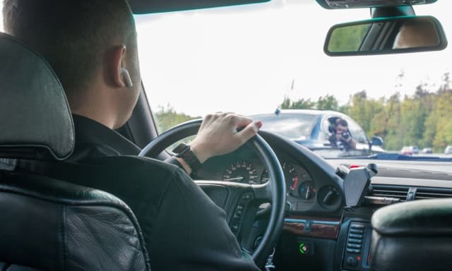 Usare gli auricolari mentre si guida l'auto o la moto: quando si rischia la multa